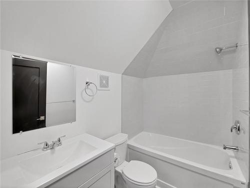 132 Holton Avenue S, Hamilton, ON - Indoor Photo Showing Bathroom