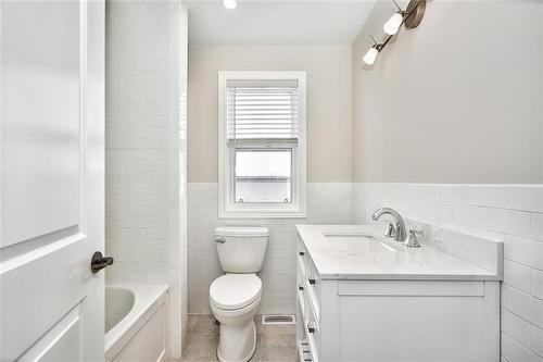 70 Gage Avenue N, Hamilton, ON - Indoor Photo Showing Bathroom