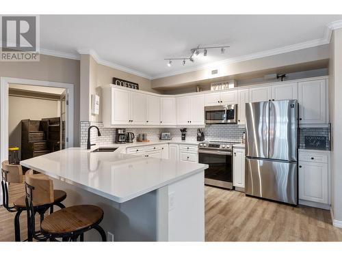 1088 Sunset Drive Unit# 334, Kelowna, BC - Indoor Photo Showing Kitchen