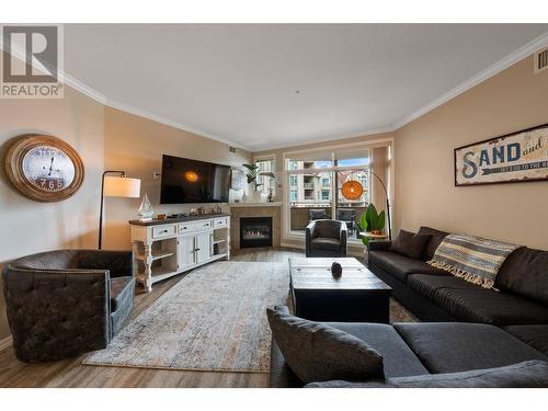 1088 Sunset Drive Unit# 334, Kelowna, BC - Indoor Photo Showing Living Room With Fireplace