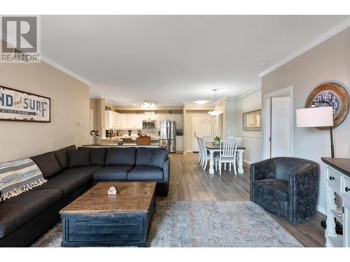 1088 Sunset Drive Unit# 334, Kelowna, BC - Indoor Photo Showing Living Room