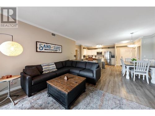 1088 Sunset Drive Unit# 334, Kelowna, BC - Indoor Photo Showing Living Room