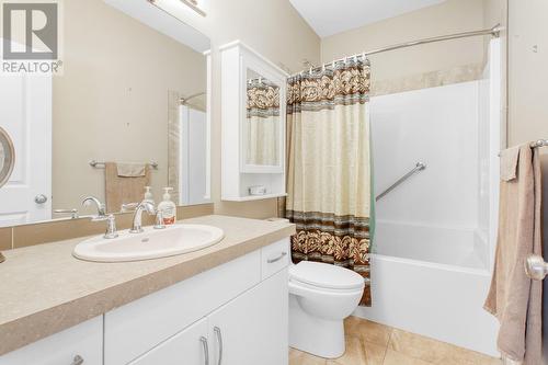 875/877 Jones Street, Kelowna, BC - Indoor Photo Showing Bathroom