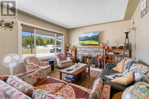 875/877 Jones Street, Kelowna, BC - Indoor Photo Showing Living Room With Fireplace