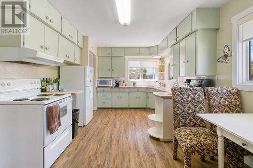 875/877 Jones Street, Kelowna, BC - Indoor Photo Showing Kitchen