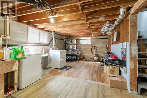 875/877 Jones Street, Kelowna, BC - Indoor Photo Showing Laundry Room