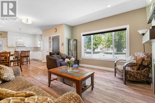 875/877 Jones Street, Kelowna, BC - Indoor Photo Showing Living Room