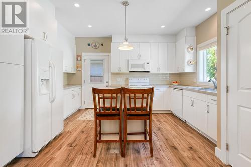 875/877 Jones Street, Kelowna, BC - Indoor Photo Showing Kitchen