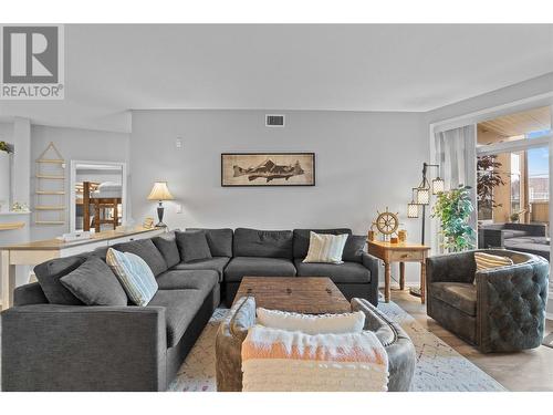 1088 Sunset Drive Unit# 331, Kelowna, BC - Indoor Photo Showing Living Room