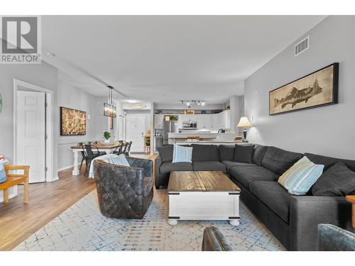 1088 Sunset Drive Unit# 331, Kelowna, BC - Indoor Photo Showing Living Room