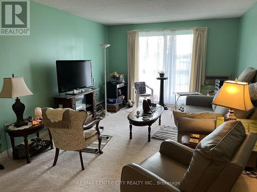 403 - 31 Victoria Street, Strathroy-Caradoc, ON - Indoor Photo Showing Living Room