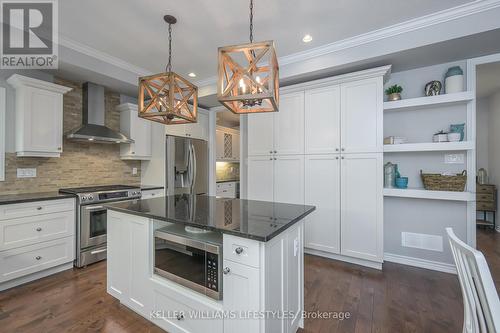19 Caverhill Crescent, Middlesex Centre, ON - Indoor Photo Showing Kitchen With Upgraded Kitchen
