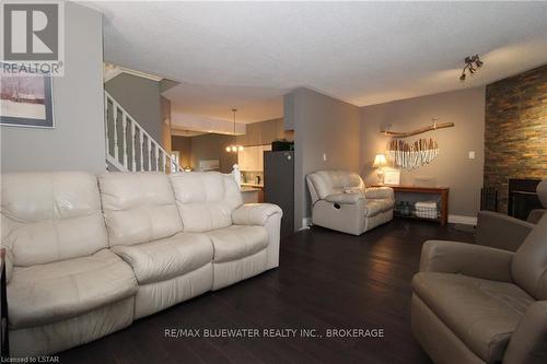 17 - 55 Lake Road, Lambton Shores, ON - Indoor Photo Showing Living Room