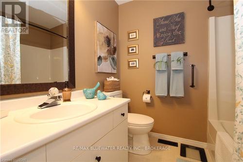 17 - 55 Lake Road, Lambton Shores, ON - Indoor Photo Showing Bathroom