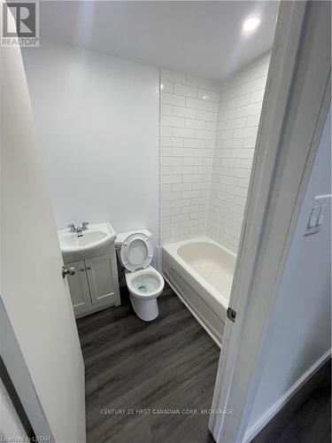 5 - 292 Simcoe Street, London, ON - Indoor Photo Showing Bathroom