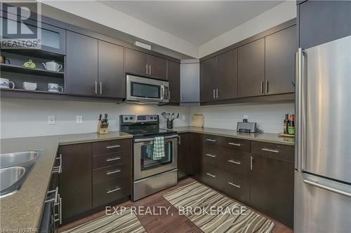 88 - 112 North Centre Road Road, London, ON - Indoor Photo Showing Kitchen With Double Sink