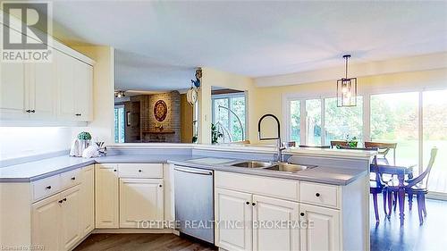 25 Uplands Drive, London, ON - Indoor Photo Showing Kitchen With Double Sink