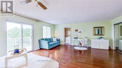 25 Uplands Drive, London, ON - Indoor Photo Showing Living Room