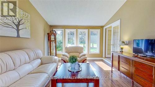 25 Uplands Drive, London, ON - Indoor Photo Showing Living Room