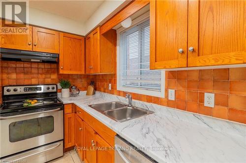 587 Ridgeview Drive, London, ON - Indoor Photo Showing Kitchen With Double Sink