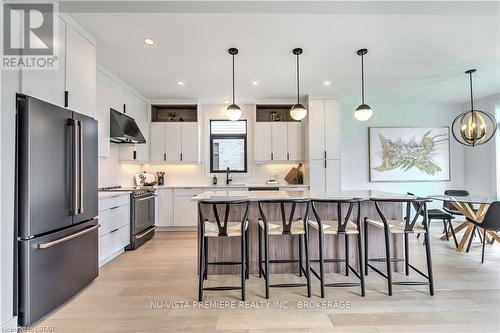 427 Daventry Way, Middlesex Centre (Kilworth), ON - Indoor Photo Showing Kitchen With Upgraded Kitchen