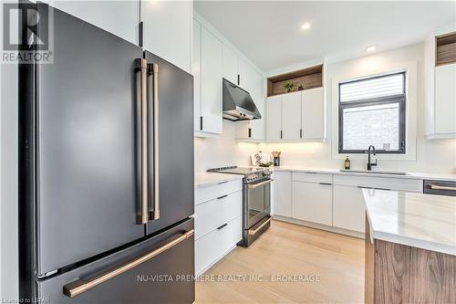 427 Daventry Way, Middlesex Centre (Kilworth), ON - Indoor Photo Showing Kitchen With Upgraded Kitchen