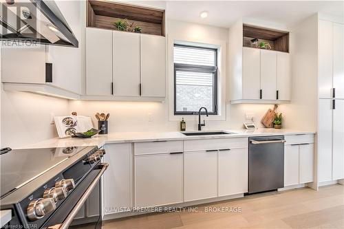 427 Daventry Way, Middlesex Centre (Kilworth), ON - Indoor Photo Showing Kitchen With Upgraded Kitchen