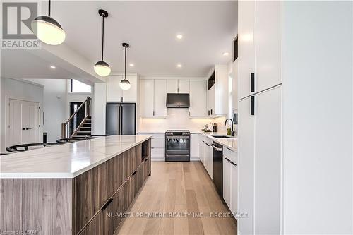 427 Daventry Way, Middlesex Centre (Kilworth), ON - Indoor Photo Showing Kitchen With Upgraded Kitchen