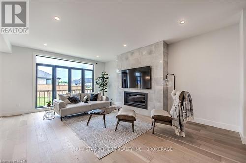 427 Daventry Way, Middlesex Centre (Kilworth), ON - Indoor Photo Showing Living Room With Fireplace