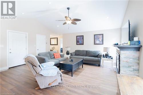 8 Queens Avenue, Lambton Shores, ON - Indoor Photo Showing Living Room