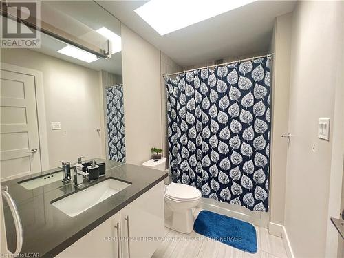 2084 North Routledge Park, London, ON - Indoor Photo Showing Bathroom