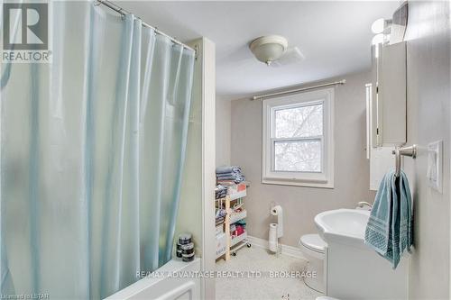 1185 Albany St, London, ON - Indoor Photo Showing Bathroom