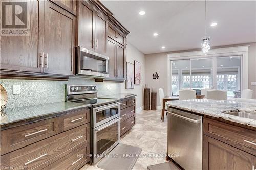 400 Ellor Street, Strathroy-Caradoc, ON - Indoor Photo Showing Kitchen With Upgraded Kitchen