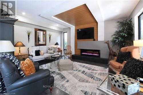 565 Leyton Crescent, London, ON - Indoor Photo Showing Living Room With Fireplace