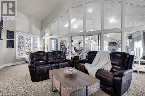 29830 Centre Road, Strathroy-Caradoc, ON - Indoor Photo Showing Living Room