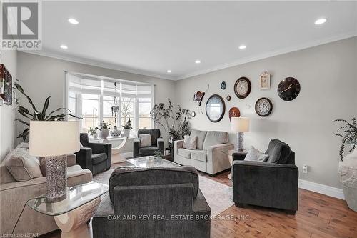 29830 Centre Road, Strathroy-Caradoc, ON - Indoor Photo Showing Living Room