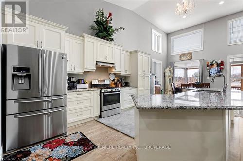 1327 Eagletrace Drive, London, ON - Indoor Photo Showing Kitchen With Upgraded Kitchen