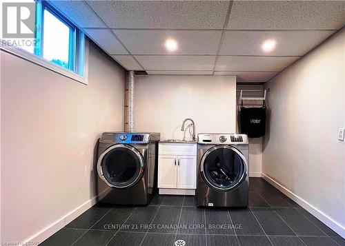 688 Westmount Hills Drive, London, ON - Indoor Photo Showing Laundry Room