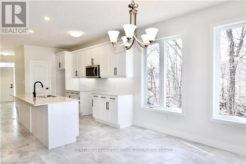 108 Christopher Court, London, ON - Indoor Photo Showing Kitchen