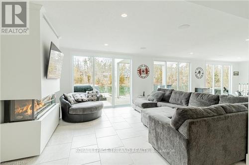 10099 Jennison Crescent, Lambton Shores, ON - Indoor Photo Showing Living Room