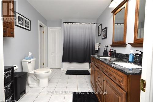 8105 Mcgregor Court, Amherstburg, ON - Indoor Photo Showing Bathroom