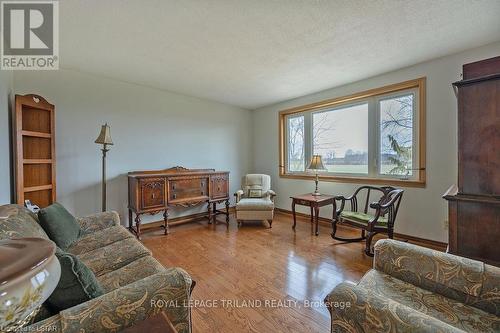 21217 Taits Road, Southwest Middlesex, ON - Indoor Photo Showing Living Room