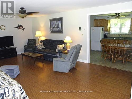 6136 London Road, Lambton Shores, ON - Indoor Photo Showing Living Room