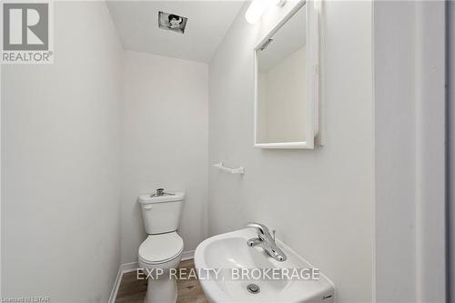 22268 Adelaide Street, Strathroy-Caradoc, ON - Indoor Photo Showing Bathroom