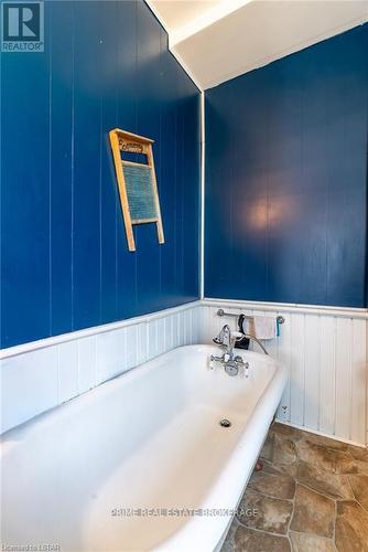 137 Main Street E, Chatham-Kent, ON - Indoor Photo Showing Bathroom