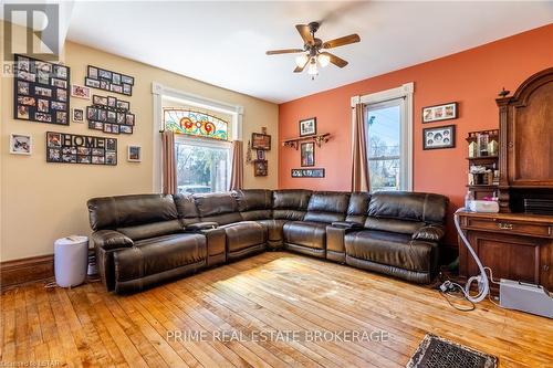 137 Main Street E, Chatham-Kent, ON - Indoor Photo Showing Living Room