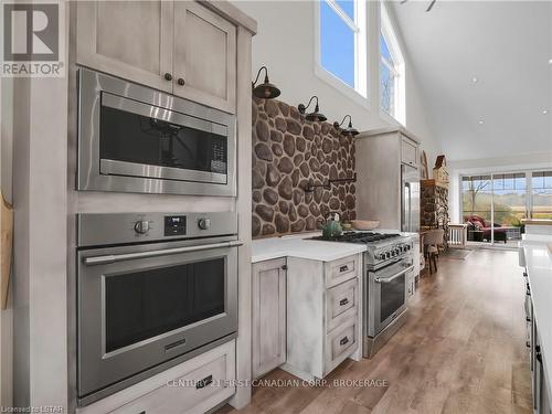 661 George Street, Central Elgin, ON - Indoor Photo Showing Kitchen With Upgraded Kitchen