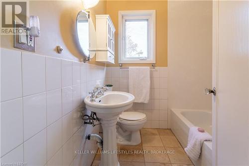 77 Cavendish Cres, London, ON - Indoor Photo Showing Bathroom