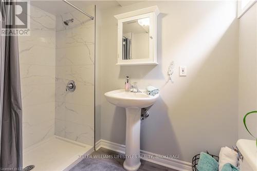 77 Cavendish Cres, London, ON - Indoor Photo Showing Bathroom