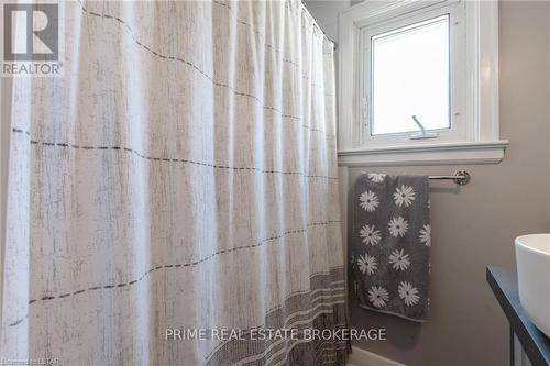 7054 Beattie Street, London, ON - Indoor Photo Showing Bathroom